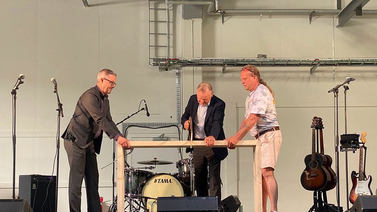 Majoritetsägaren Håkan Svennewall förrättade invigningsceremonin tillsammans med konferencier Patric Engqvist och Owe Söderling, logistik- och fastighetsansvarig på Fasadglas Produktion i Hultsfred.