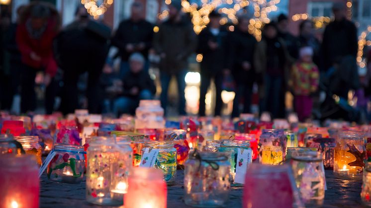 Tusen lyktor lyser upp Stortorget