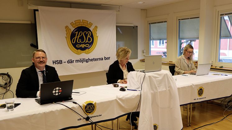 Till vänster Anders Högelius från HSB Sydost, som var tekniskt stöd. I mitten Maria Arnholm, kommunfullmäktige och stämmoordförande. Till höger Nina Videla, också från HSB Sydost och protokollförare på stämman.