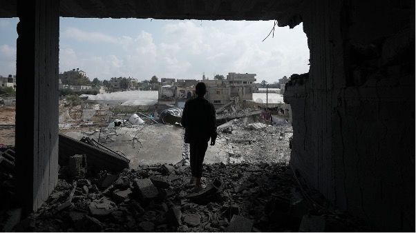 En pojke står i sitt förstörda hus i Rafah som bombades av israeliska styrkor i mitten av februari 2024. Runt 100 palestinier dödades på en natt i attacken. Foto: Alef Multimedia/ Oxfam