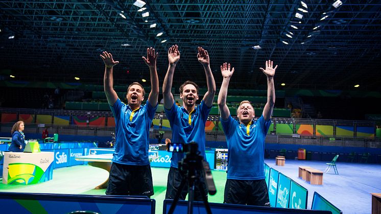 Bilden: Anders Sjöstedt, Emil Andersson och Linus Karlsson jublar på Paralympics.             Foto: Parasport Sverige