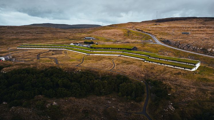 Høyt over Tórshavn troner Hotel Føroyar med en imponerende panoramautsikt over havet. Photo: Sigurd Løseth