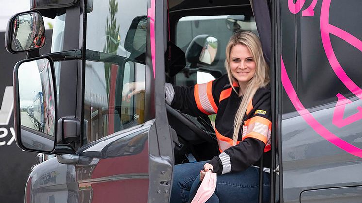 Christina Scheib ist stolze Besitzerin eines eigenen Scania. 