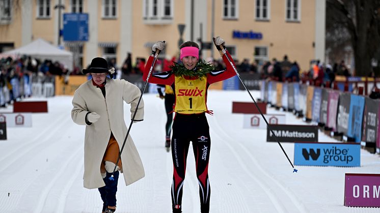 Segrare i sex klasser i Ungdomsvasan 2023 korades under söndagen i Vasaloppsarenan. Hanna Strand, Sävedalens AIK, i klassen D 13-14 får sin segerkrans i målet.