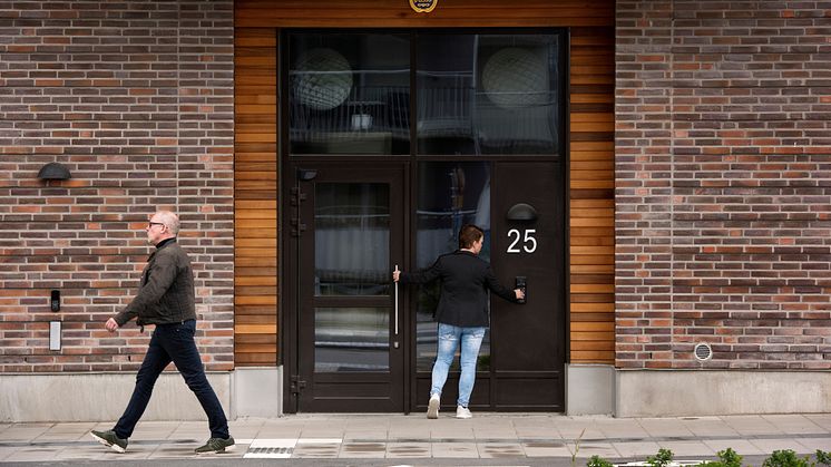 Boende i flerbostadshus skulle känna sig tryggare om de lärde känna sina grannar, visar ny undersökning.