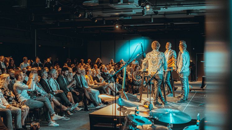Stormkast-gutta Per Valebrokk og Petter A. Stordalen (også eier av Nordic Choice Hotels) på scenen med gjester. 