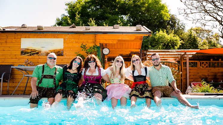 Swimmingpool bayerische Tracht