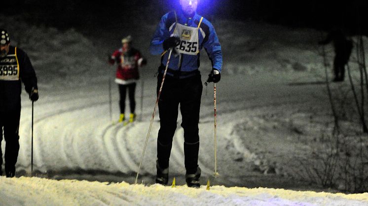 Silva delar ut pannlampor till de sista deltagarna i Vasaloppet 2013