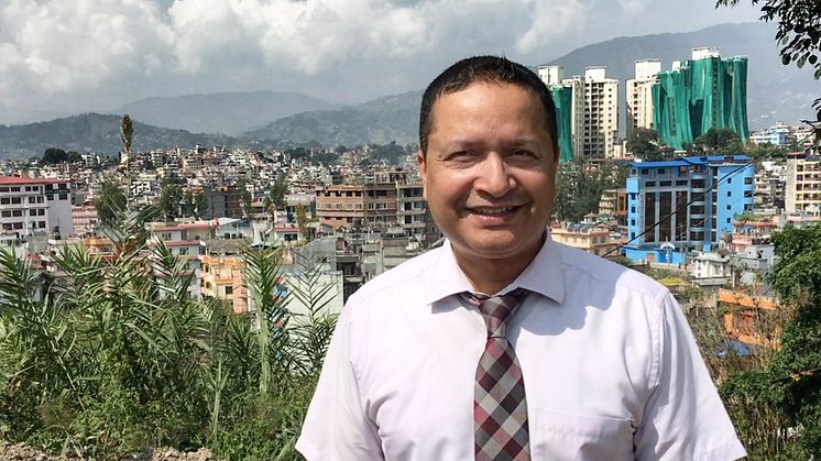 Her er Dr. Arun Raj Kunwar på tomten der det skal bygges en ny barnepsykiatrisk klinikk i Katmandu.