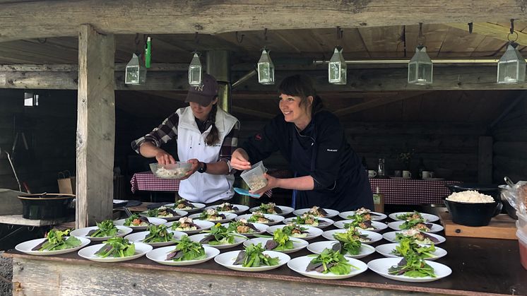 Ulrika Brydling färdigställer förrätten tillsammans med Felicia Ahlström på Fräkentorp säteri under Lunch hos ekobonden i Sörmland, juni 2022. Bild: Max Peterson