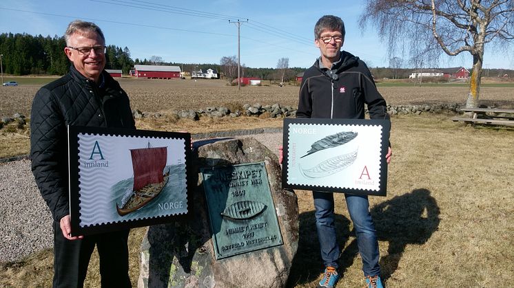 Arkeolog Knut Paasche (til høyre) og frimerkedirektør Halvor Fasting i Posten viser fra frimerkene som gis ut 21. april. Bildet er tatt på Haugen gård, der Tuneskipet ble gravd ut i 1867.