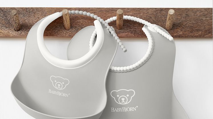 046762-feeding-bib-set-gray-2-pack-product-babybjorn-02.tif