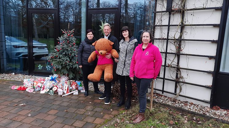 Kerstin, Lars und Carolin übergaben die hübsch verpackten Päckchen an Kerstin Stalder von Bärenherz