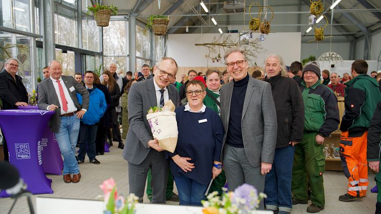 Sabine Schäfer (Mitte) aus der Hephata-Gärtnerei überreichte dem Präsidenten der Diakonie Deutschland, Ulrich Lilie (links), gemeinsam mit Hephata-Vorstandssprecher Maik Dietrich-Gibhardt einen Stoffbeutel mit Köstlichkeiten aus eigenem Anbau.