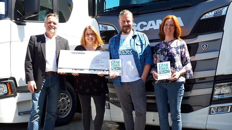 Scania Mitarbeiter spenden für sauberere Flüsse: Detlev Both (li.) und Laura Wolff (2.v.li.), beide Betriebsrat Scania Deutschland, überreichen den Spendenscheck in Höhe von 1.000 Euro an Stephan Horch und Nicole Wolf von Clean River Project e. V..