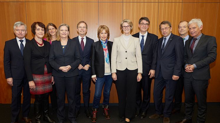 Die Mitglieder des Strategiekreises zur Dekade gegen den Krebs. In der Mitte Ministerin Anja Karliczek, Christa Maar und Michael Baumann vom DKFZ