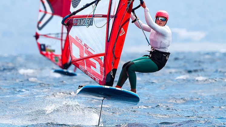 Mina Mobekk vant sølv i den siste store verdenscup-regattaen før OL i Frankrike. FOTO: Sailing Energy