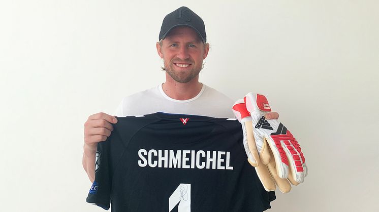 En træningssession med en af de tre fodboldstjerner er vurderet til mellem 15.000 og 20.000 kr. på auktionen, hvor du også kan byde med på bl.a. Kasper Schmeichels kamptrøje og målmandshandsker.
