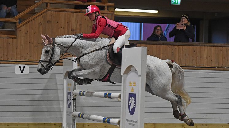 Ophelia Jenderholt, Rastaborg Ridklubb, med Pat’s Choice vann Folksam Inverkans-SM, kategori D, i Kungsbacka i höstas. Foto: Yvonne Karlsson