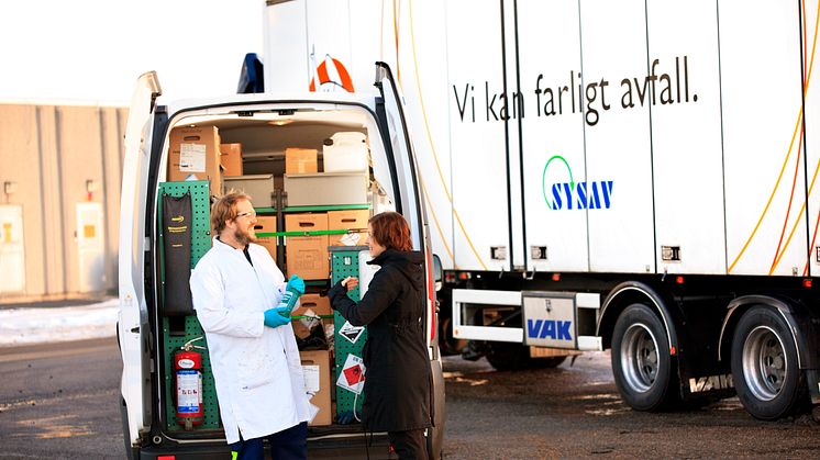 Lämna din gamla färgburk och kaffekokare till Farligt Avfall-bilen