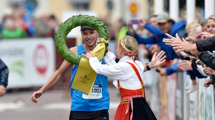 Jonas Buud vann UltraVasan 2014. Kranskulla Lisa Englund.