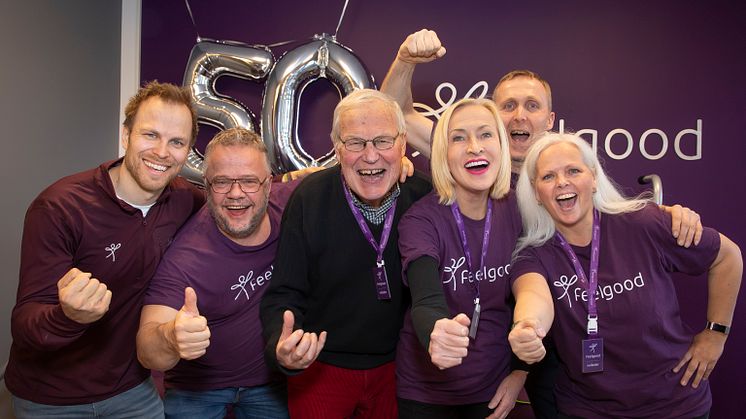 FEIRET FEELGOOD: Fra venstre: Markedssjef Christian Bache, Feelgood-gründer Truls Nebell, Feelgood-ambassadør Arne Scheie og Karen Marie Ellefsen, og Feelgood-eier Nina Friing. Bak: Feelgood-gründer Knut Ole Opland.