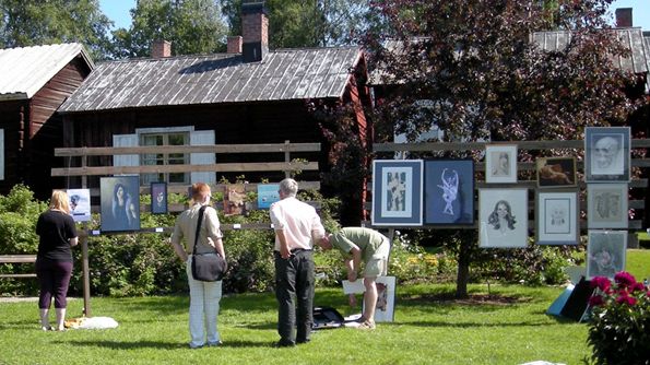 En av konstutställningarna under årets Kyrkmarknad är under bar himmel i Solanderparken. Foto: Björn Andersson