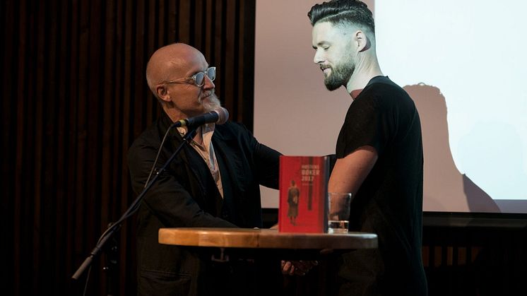 Lars Saabye Christensen deler ut årets Saabye-stipend til Frederik Svindland for hans debutroman Pelargonia. Foto: Anne Valeur 
