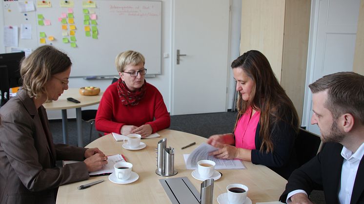 Informationsaustausch: Tina Fischer, TH-Präsidentin Prof. Dr. Ulrike Tippe und Dr. Manja Schüle (v.l.).