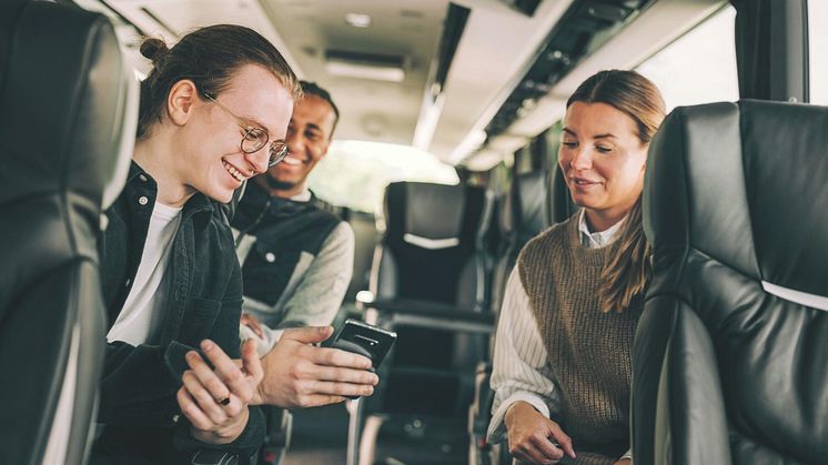 Många barn och unga brukar resa med Vy bus4you under höstlovet då skolorna stänger. 