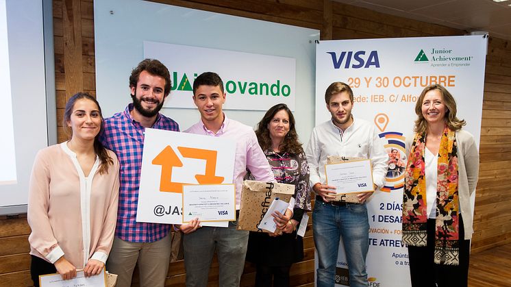 Integrantes del Proyecto Ganador (Kings Card) junto con los miembros del jurado