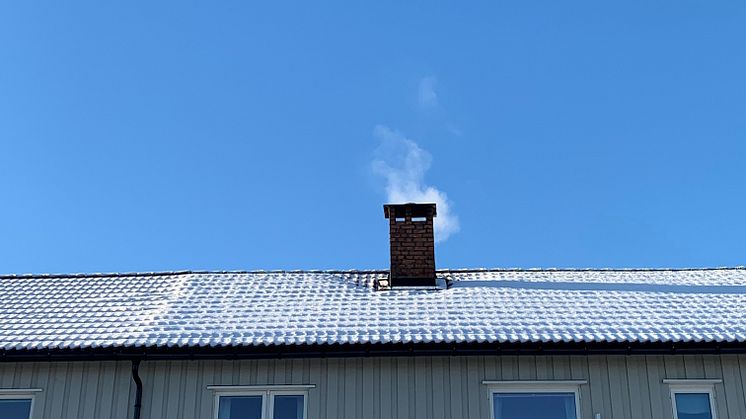 Når det er så kaldt som det har vært på Østlandet i det siste fyrer mange i ovnen. Vedfyring betyr ikke nødvendigvis at luftkvaliteten blir dårligere, men vedfyring fører til høyere utslipp av det fine svevestøvet som kalles PM2,5. Foto: NILU