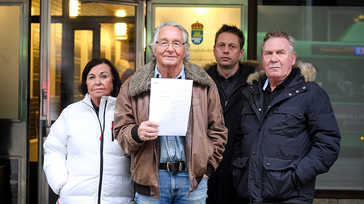 Kampen om bostadsområdet Folkesta i Eskilstuna flyttar in rättssalen. Från vänster: Else-Brith Värlander, Peter Andersson, Peter Andersson och Lars Värlander. Foto: Centrum för rättvisa