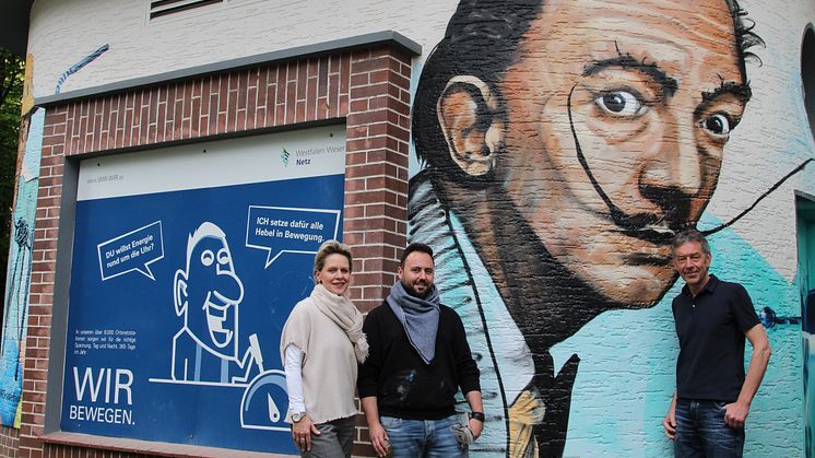 Freuen sich über das gelungene Werk (v. l.): Angelika Schomberg, Leiterin Öffentlichkeitsarbeit Westfalen Weser Energie-Gruppe, Künstler Edwin Bormann und Karl Heinz Schäfer, Geschäftsführer Tourist Information Paderborn.