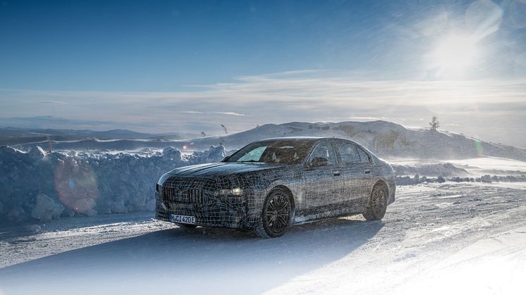 Kestotestit lumella ja jäällä: BMW i7 -mallia testataan Arjeplogissa Ruotsin Lapissa
