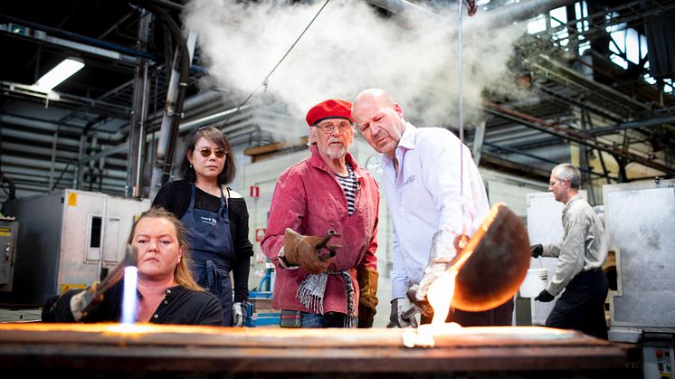 Bertil Vallien arbetar med sitt team i hyttan på Kosta Glasbruk. Det är en demonstration av en sandgjutning som filmas för den virtuella konferensen GAS2020 som skulle ha genomförts på plats i Glasriket i maj 2020. 