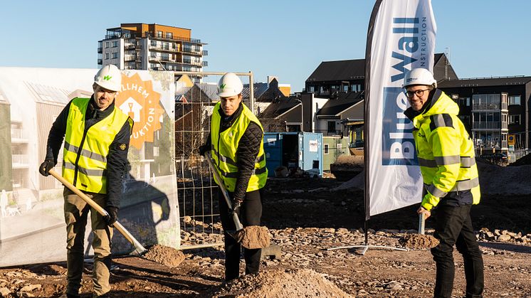 På bilden syns Mikael Möller, projektchef Willhem, Rikard Norström, nyproduktionschef Willhem samt Simon Danell, arbetschef entreprenad på Bluewall Construction.