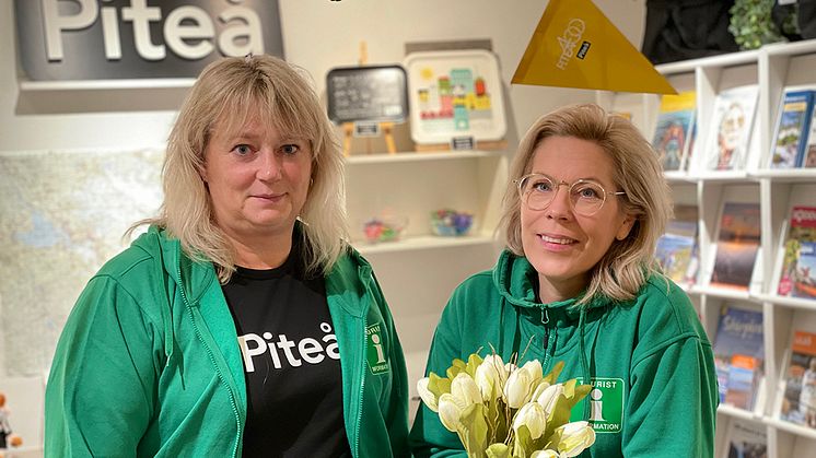 Katarina Johansson och Linda Buska bjuder på fint värdskap åt Turistcenters besökare.       Foto: Sara Holm
