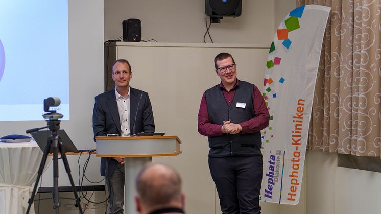 Der Chefarzt der Neurologie in der Hephata-Klinik, Dr. Sven Fuest (rechts), und PD Dr. Christian Roth, Chefarzt der Neurologie des Klinikums Kassel, beim Symposium der Hephata-Klinik. 