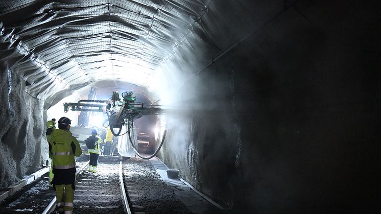 Mer enn 200 sikringsbolter er satt for å sikre fjellet i veggene og taket i T-banetunnelen under Oslo sentrum. Foto: ﻿Jan Rustad/Sporveienn.