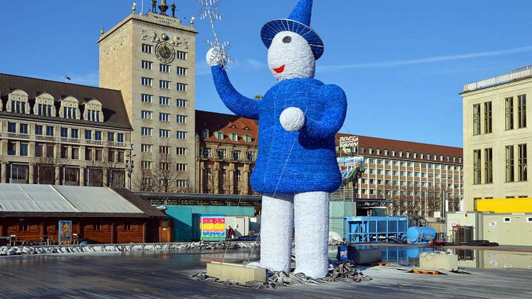 Eiswichtel-Figur auf der zukünftigen Eisbahn