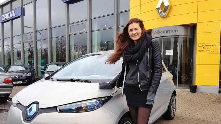 Zoe kører ZOE - Danmarks første med navnet Zoe kører Renaults elbil af samme navn