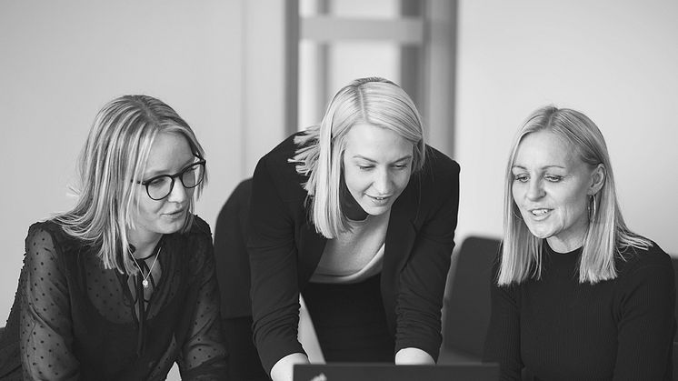 Gruppchef för Konteks supportavdelning Malin Krona (mitten) tillsammans med supportmedarbetarna Emma Simonsson och Cecilia Lagerqvist. Fotograf: Jennie Werther, Condesign Infocom AB