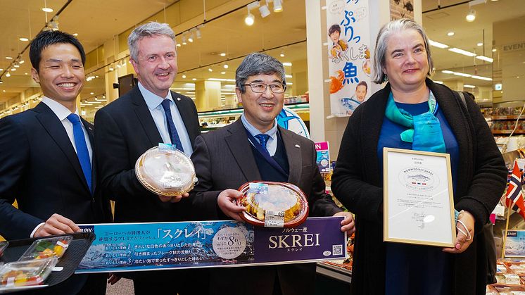  Skreilanserige hos dagligvarekjeden Aeon i Tokyo. Fra venstre: Koki Yotsui (Lerøy Japan), Johan Kvalheim (sjømatutsending til Japan, Norges sjømatråd), Kinzou Matsumoto (General Manager ,Aeon) og Norges  ambassadør til Japan, Inga M.V. Nyhamar