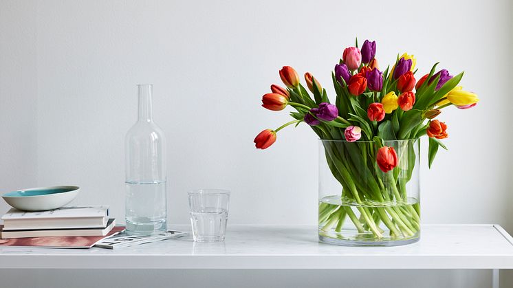 Fargerike tulipaner gir en forsmak på våren.