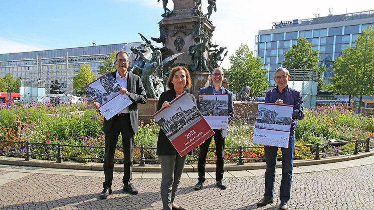Präsentation des historischen Kalenders 2021 "Das alte Leipzig" vor dem Mendebrunnen - Foto Andreas Schmidt