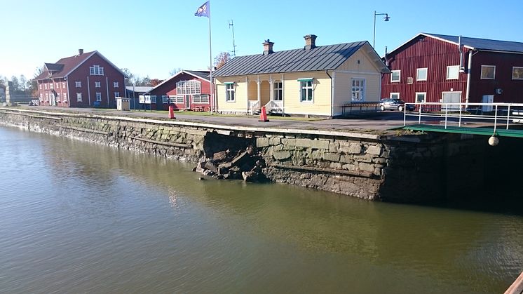 En kaj i Sjötorps hamnbassäng, Göta kanal, har rasat