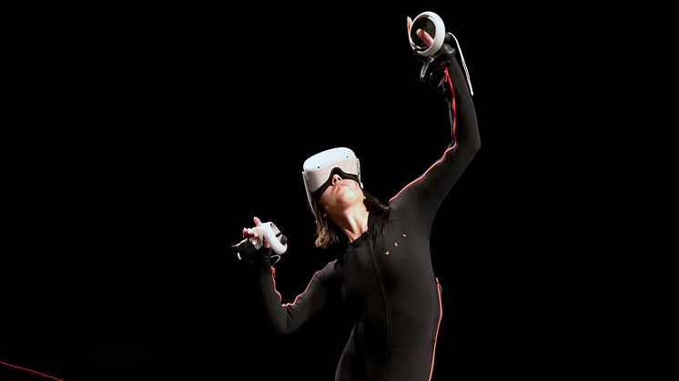 I dansföreställningen "Alone together" beffinner sig både dansare och publik i en virtual reality-miljö. Foto: Robin Jonsson