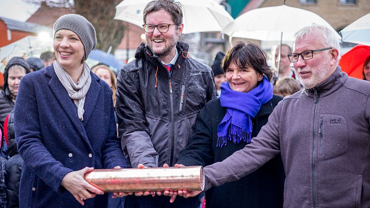 Grundschulleiterin Claudia Hoeschen, Leiter Dr. Peter Rösner, Architektin Brigitte Sunder-Plassmann und Bauunternehmer Dirk Hansen (v.l.n.r.)