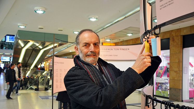 Prof. Werner Schneider, Leiter der Leipziger Notenspur-Initiative, vor der Musikalischen Flaschenpost
